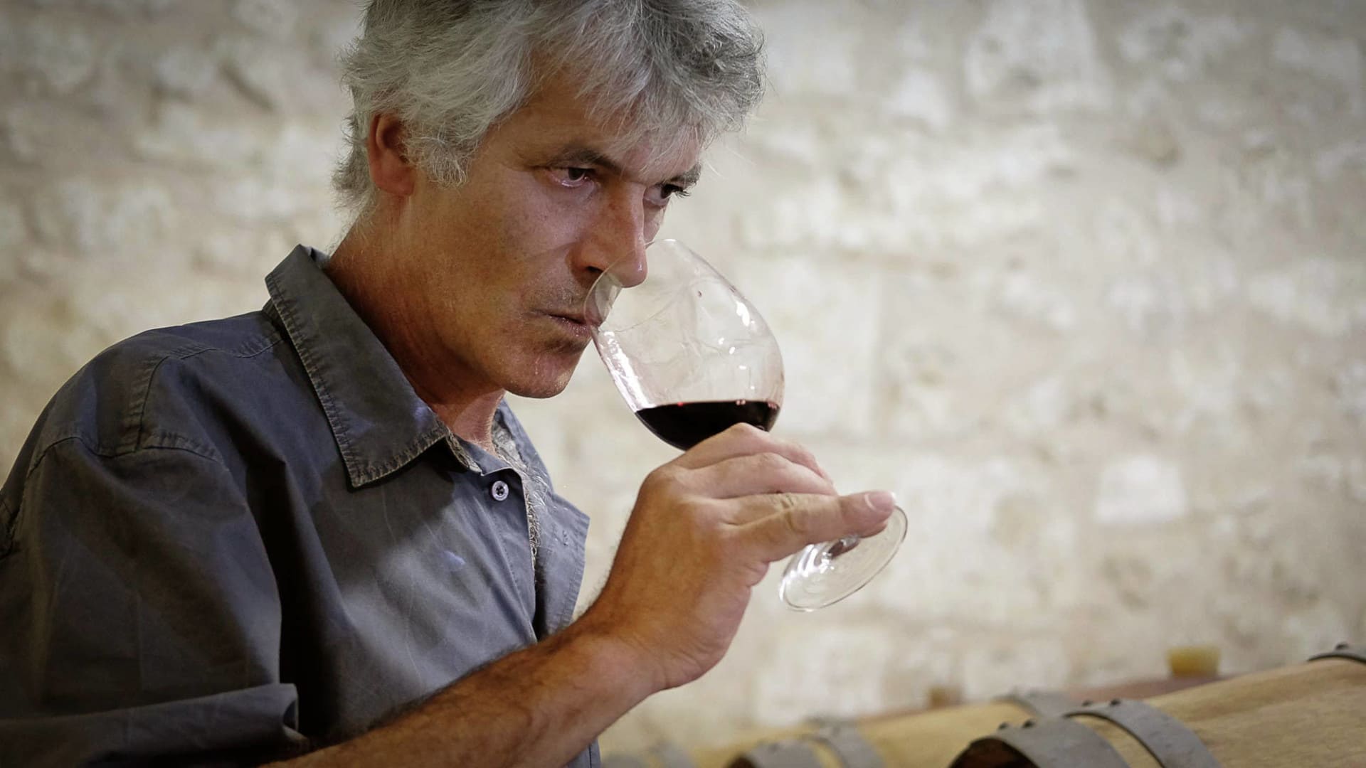 Olivier dégustant du vin